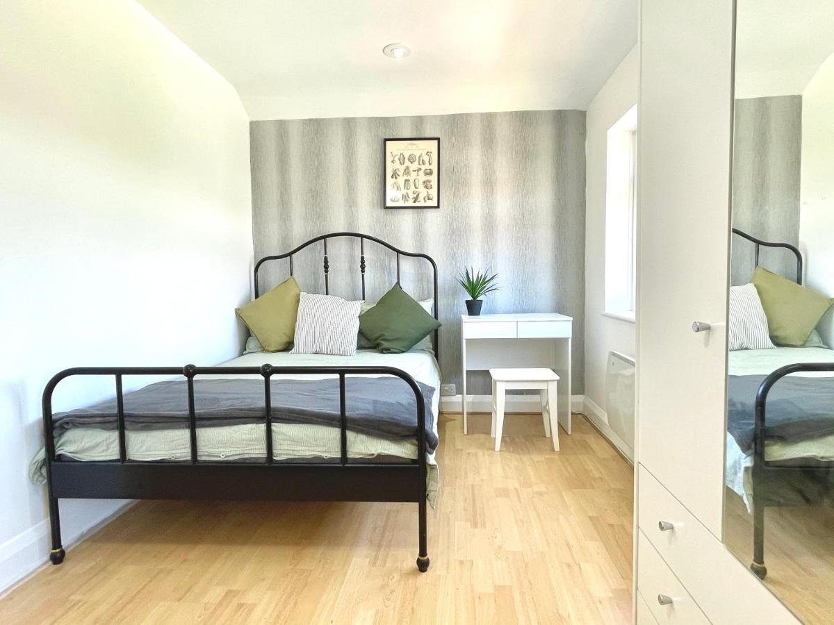 No2326 Tree-Hole Apartment Northolt  Екстериор снимка