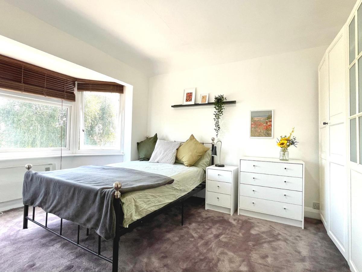 No2326 Tree-Hole Apartment Northolt  Екстериор снимка