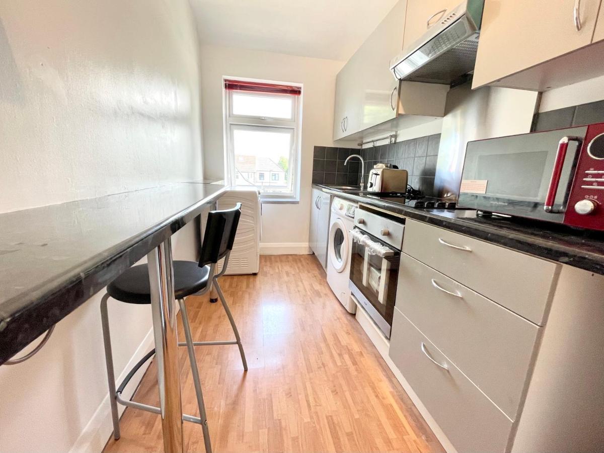 No2326 Tree-Hole Apartment Northolt  Екстериор снимка