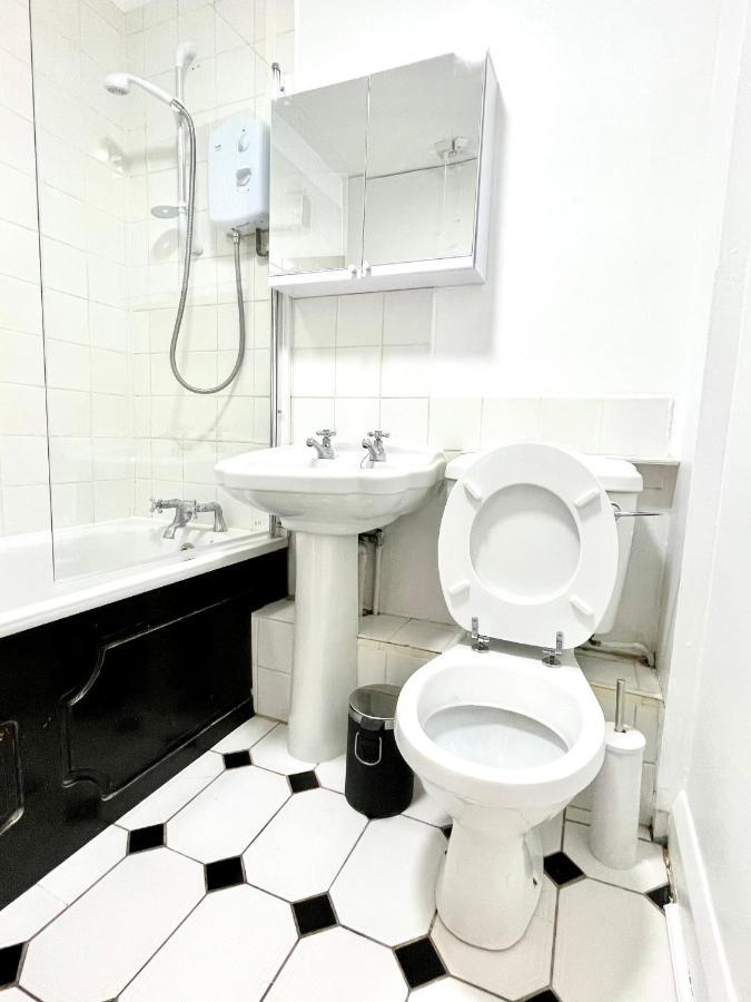 No2326 Tree-Hole Apartment Northolt  Екстериор снимка