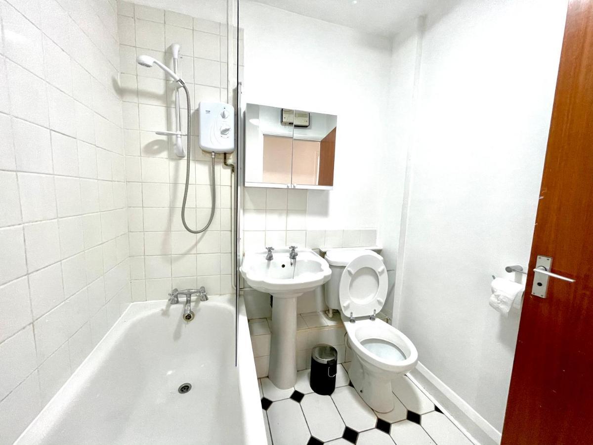 No2326 Tree-Hole Apartment Northolt  Екстериор снимка