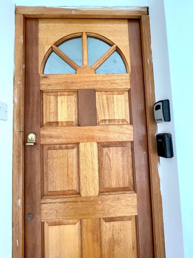 No2326 Tree-Hole Apartment Northolt  Екстериор снимка
