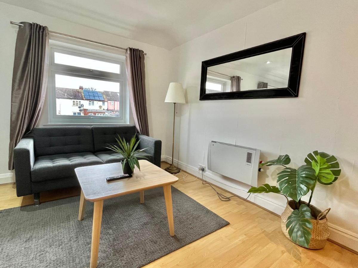 No2326 Tree-Hole Apartment Northolt  Екстериор снимка